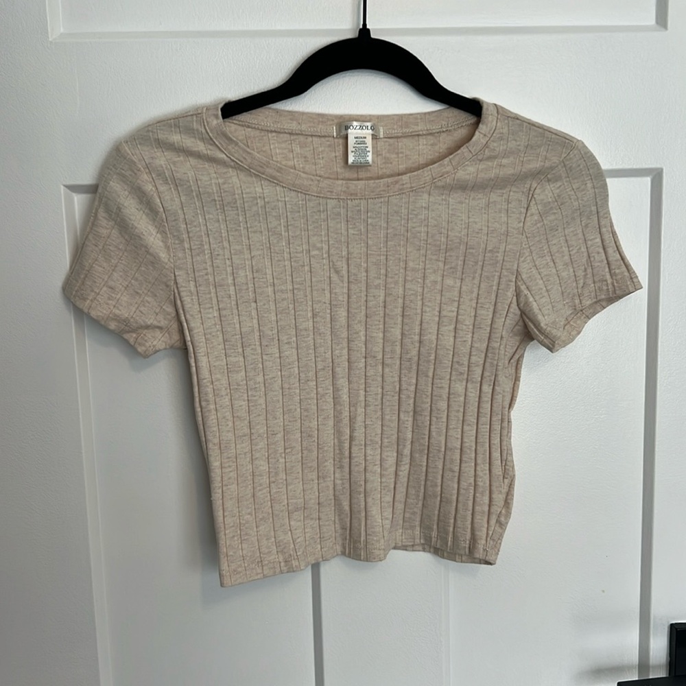 Short sleeve crop top.